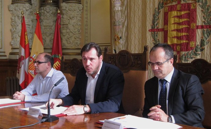 El alcalde de Valladolid, junto a Luis Vélez y el director de La 8 de Rtvcyl