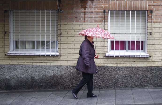 Una señora con su paraguas.