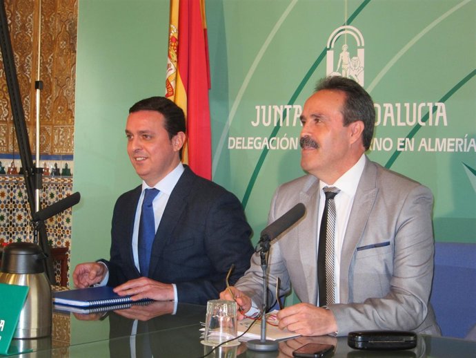 Javier Aureliano García y Alfredo Valdivia en rueda de prensa