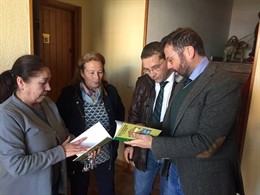 Valdivielso y Huertas con dos beneficiarias de las actuaciones en las viviendas.