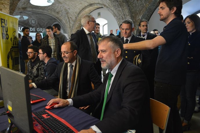 Juan Monzó y Ángel Lloret, juegan al Minecraft