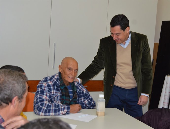 Juanma Moreno, durante su visita a AFAR