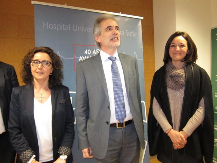 Aquilino Alonso (centro) en el Hospital Reina Sofía de Córdoba