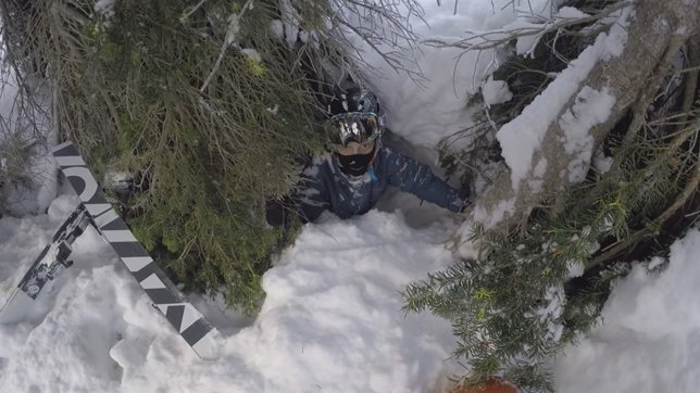 Un padre salva a su hijo de quedar enterrado bajo la nieve mientras esquiaban