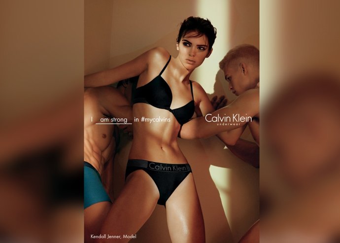 Kendall Jenner de lo más sexy y entre cuerpos esculturales para Calvin Klein
