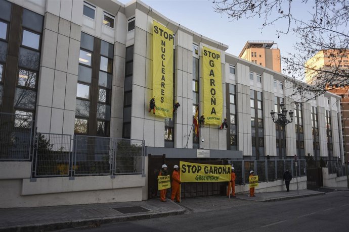 Protesta de Greenpeace ante elConsejo de Seguridad Nuclear (CSN).Escaladores de 