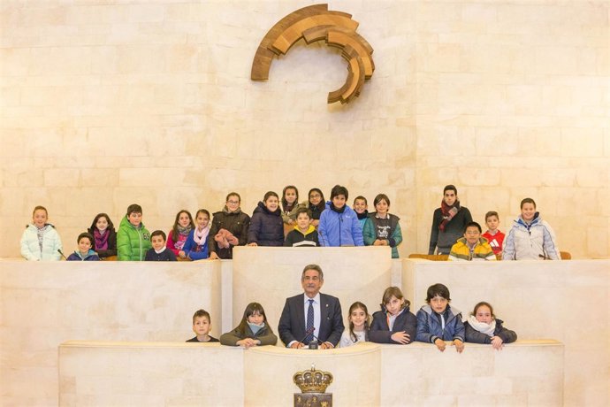 Revilla con alumnos del colegio Salesianos en el Parlamento