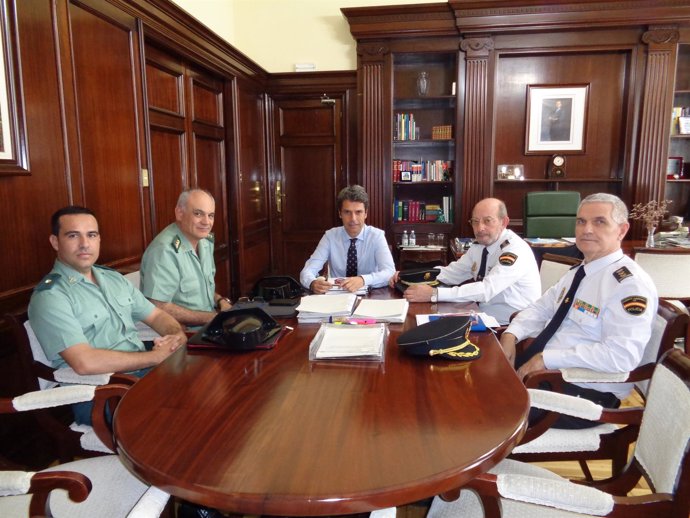 Enrique Hernández Bento con representantes de las Fuerzas y Cuerpos del Estado