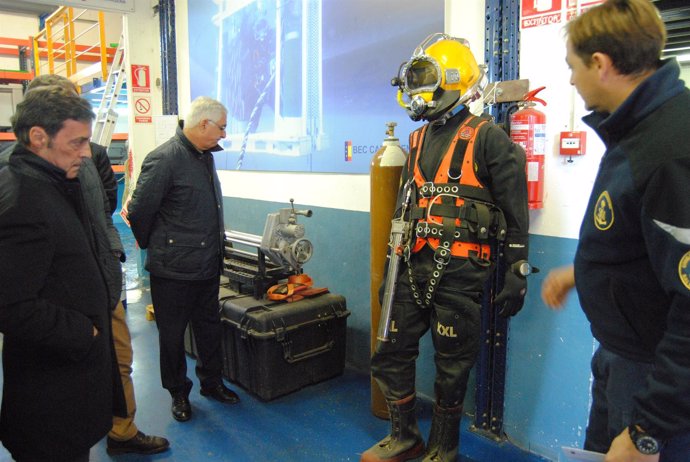 El delegado supervisa una indumentaria para el rescate marítimo
