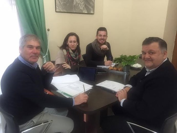 Zurera (dcha.) trata con el alcalde de Belmez las posibilidades de promoción