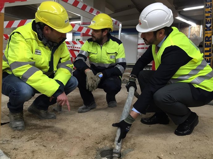 Pedro Rollán durante su visita a las obras del nuevo ascensor en Sol