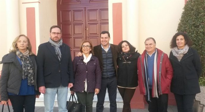 Juanma Moreno y Virginia Pérez junto a representantes del PP alcareño.