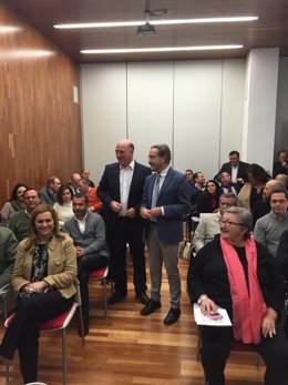 Antonio Ruiz y José Fiscal (centro) en la sede del PSOE de Córdoba