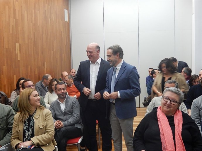 Ruiz y López (centro) en la sede del PSOE de Córdoba