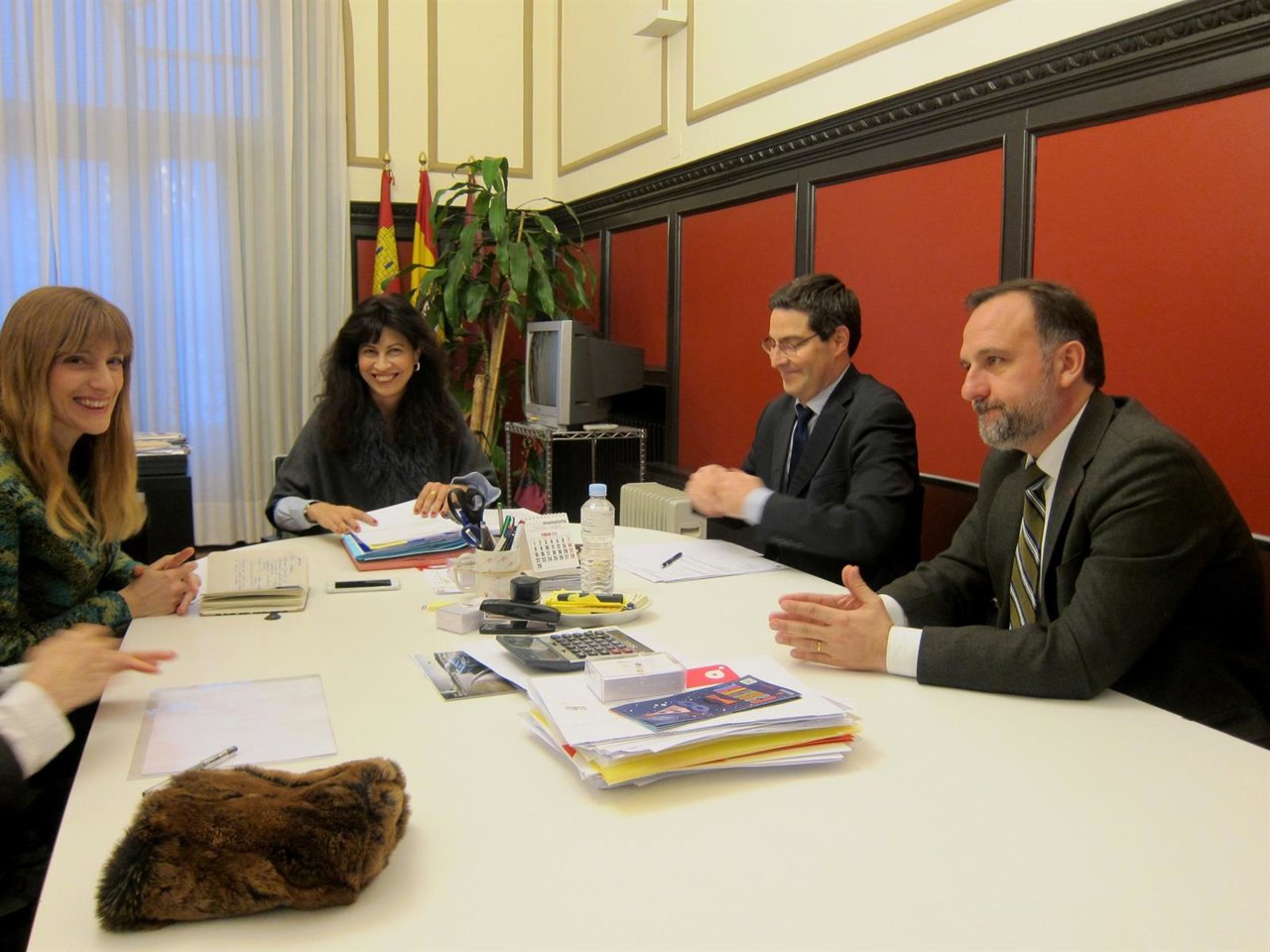 Ana Redondo, al fondo junto con representantes de la Junta y MECD.