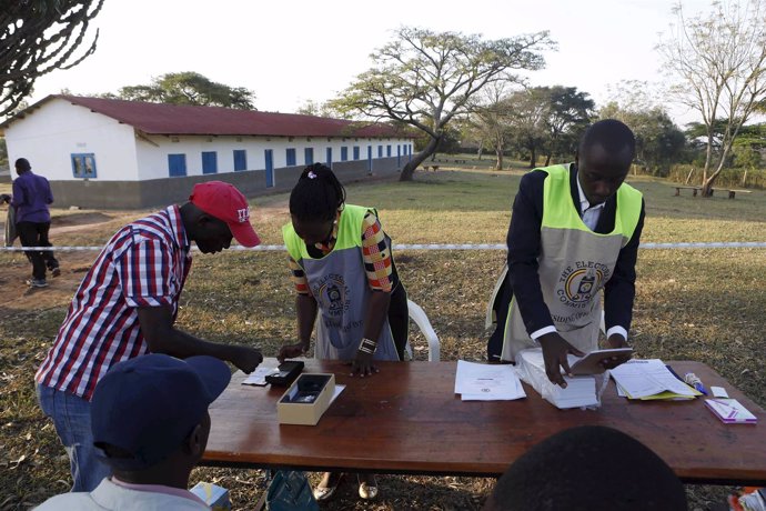 Un hombre vota durante las elecciones presidenciales en Uganda