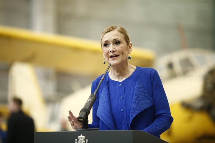 Cristina Cifuentes en la visita a un centro de formación profesional