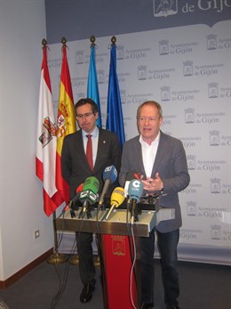 Los concejales Fernando Couto y Aurelio Martín, durante la rueda de prensa. 
