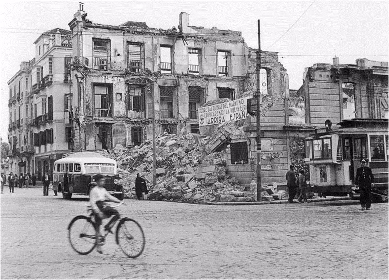 Un edificio de Gijón destruido tras la Guerra Civil.
