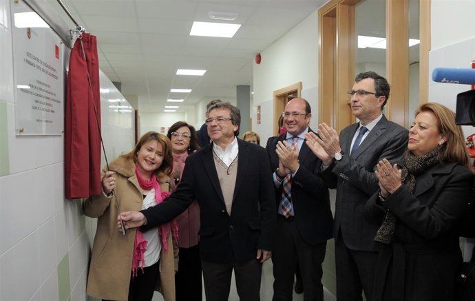 Descubren placa del nuevo colegio público de Puebla de Soto