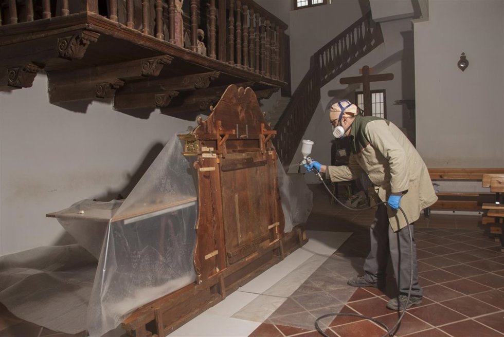 Trabajando sobre el retablo renacentista de Miedes