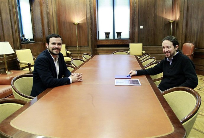 Pablo Iglesias y Alberto Garzón se reúnen en el Congreso