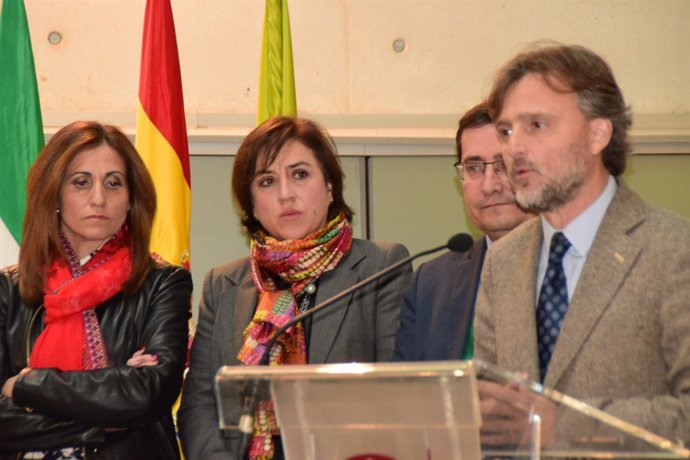 El consejer andaluz de Medio Ambiente, José Fiscal, a la derecha