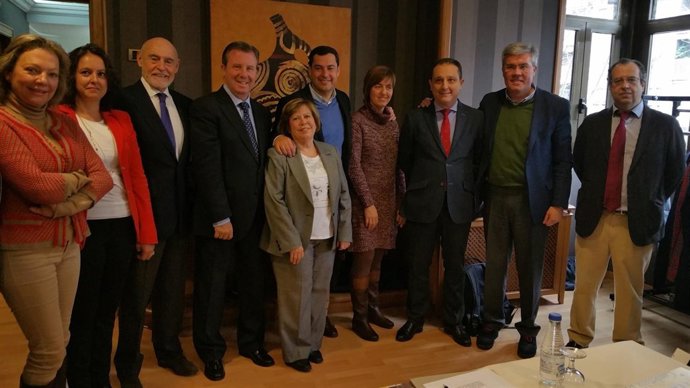 Moreno (c) con miembros del PP y representantes de colectivos sanitarios.