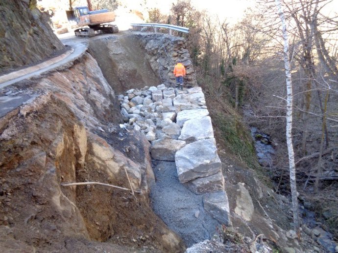Cortada un mes la carretera de Isavarre por obras de reconstrucción del muro