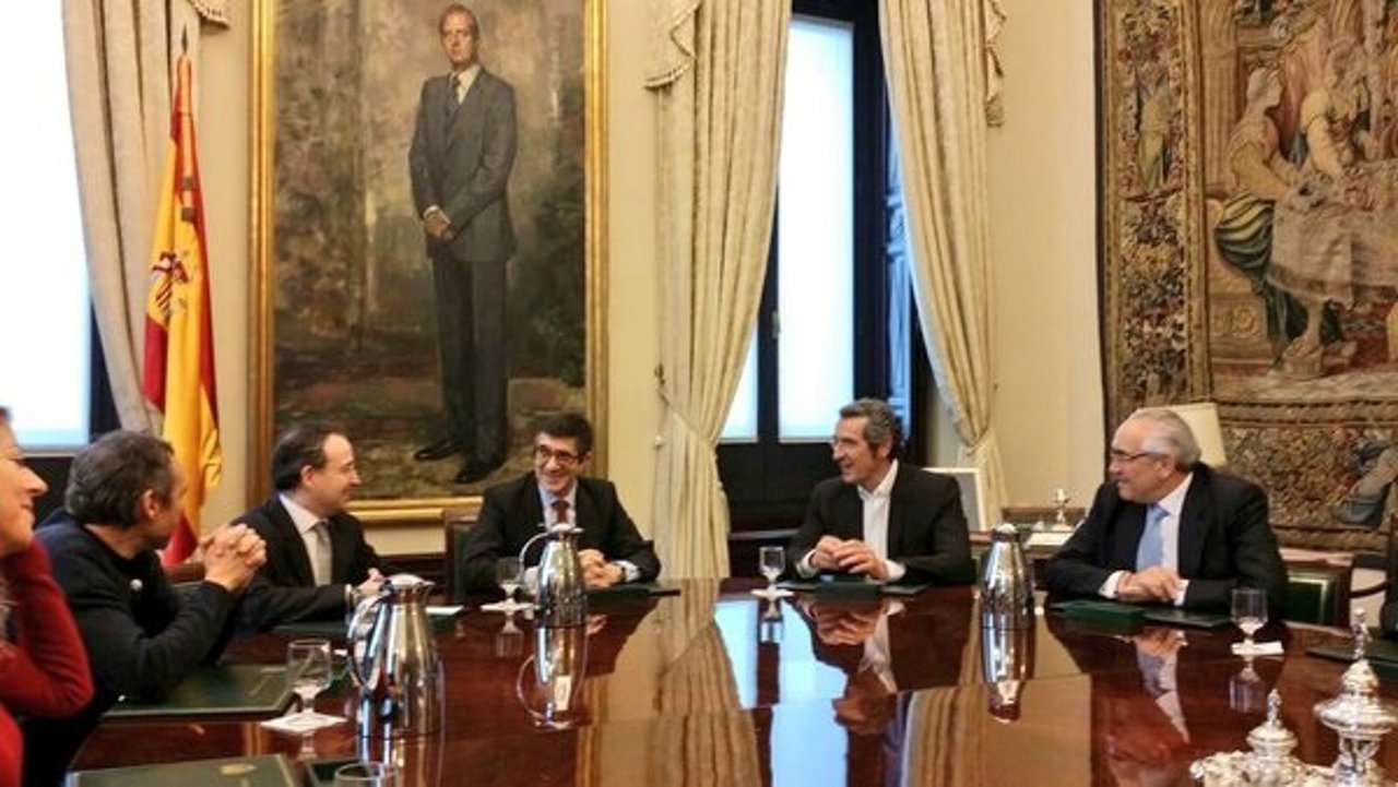 Patxi López reúne en el Congreso a las industrias culturales