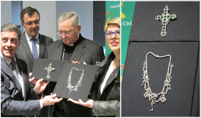 Imagen de la devolución de las dos joyas al obispo de la Diócesis de Cartagena