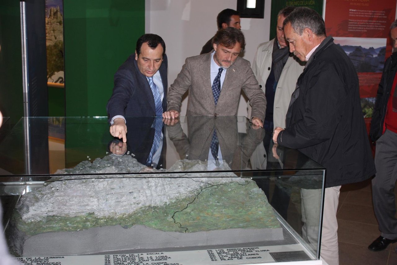 Ruiz Espejo y Fiscal en una visita a Antequera 