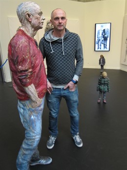 El artista Steve Gibson con una escultura autoretrato