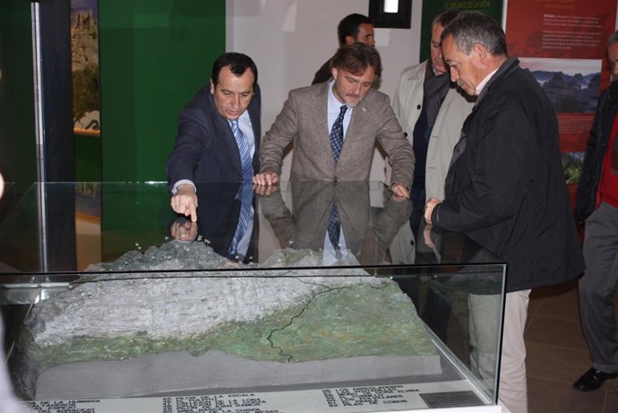 Ruiz Espejo y Fiscal en una visita a Antequera 