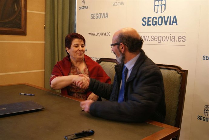 Luquero y Hernández, en el acto de firma del convenio 