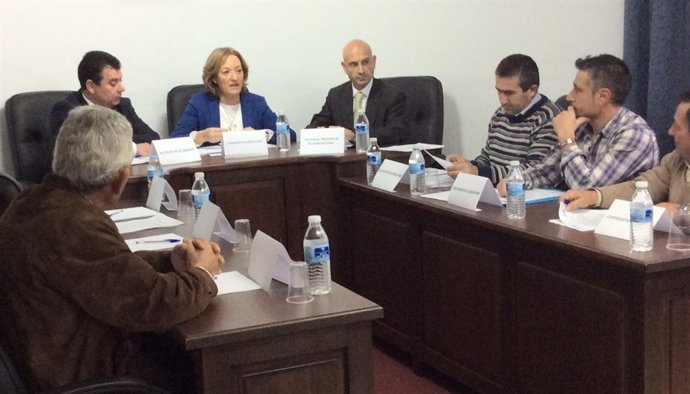 La consejera Carmen Ortiz con la Mesa de la Pasa El Borge