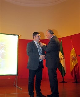 Reyes recibe la insignia del Jaén Paraíso Interior Fútbol Sala.