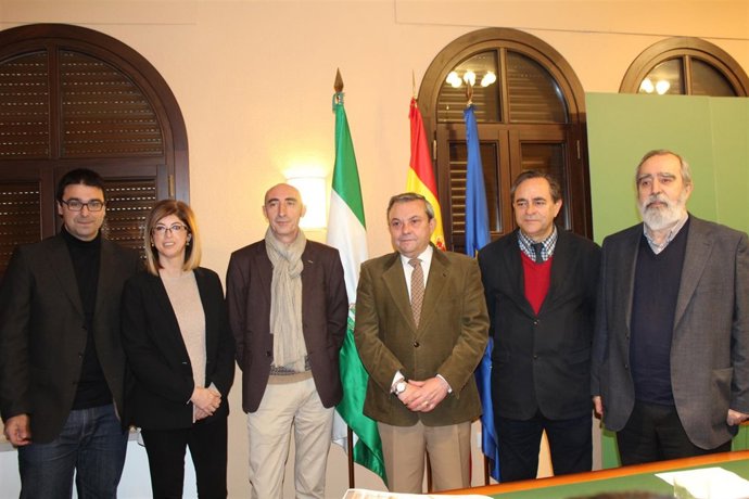 Alcalde (centro), con los directores de los museos e instituciones culturales