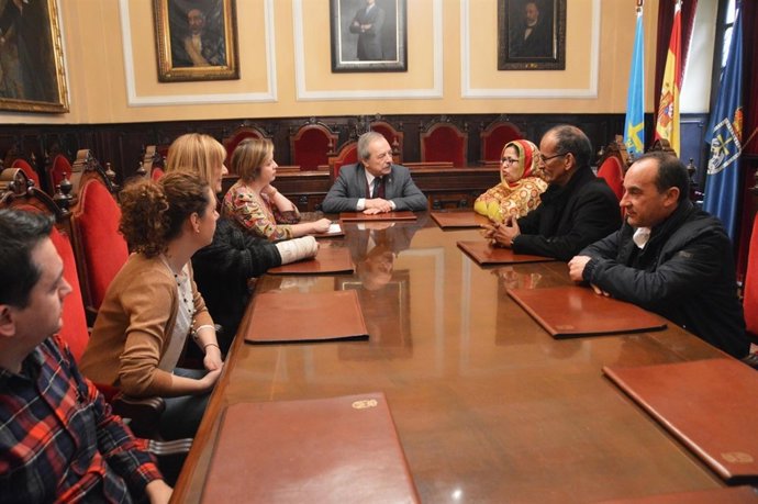 La nueva Delegada Saharaui para España,  Jira Bulahi con el alcalde de Oviedo