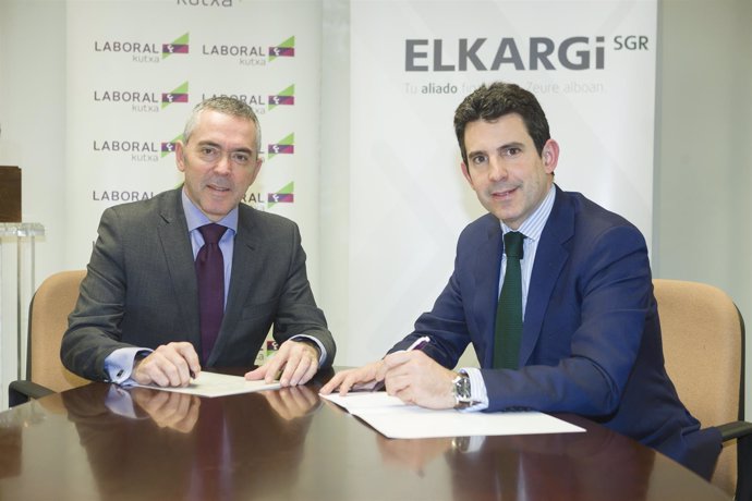 Firma del convenio entre Elkargi y Caja Laboral Kutxa.