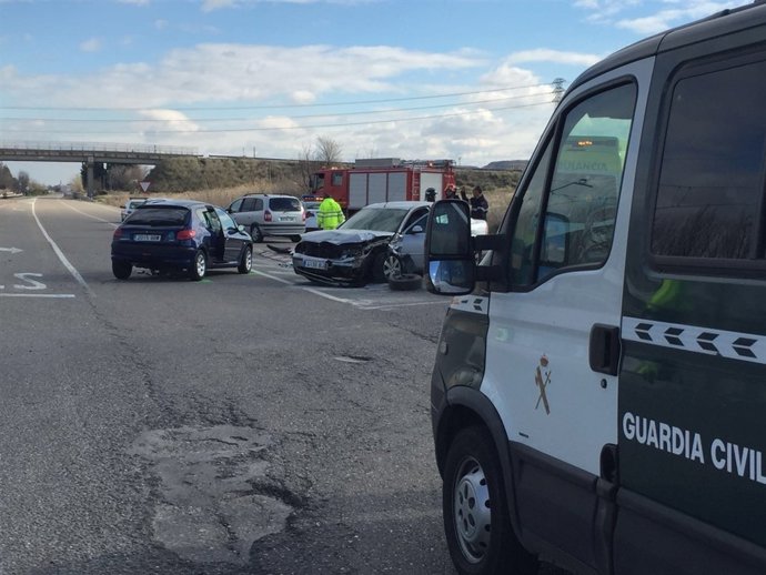 Colisión entre dos turismos en El Burgo de Ebro.
