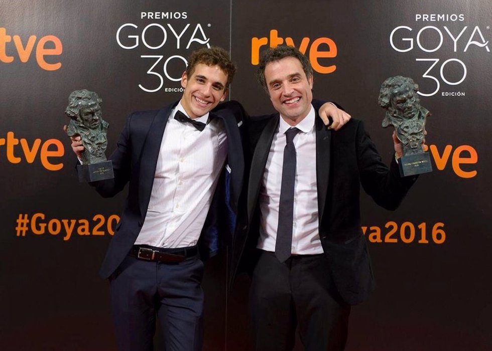 Miguel Herrán y Daniel Guzmán presumiendo de Goya