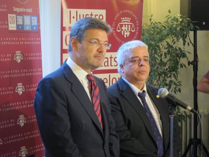 El ministro de Justicia, Rafael Catalá, y el decano del Icab, Oriol Rusca