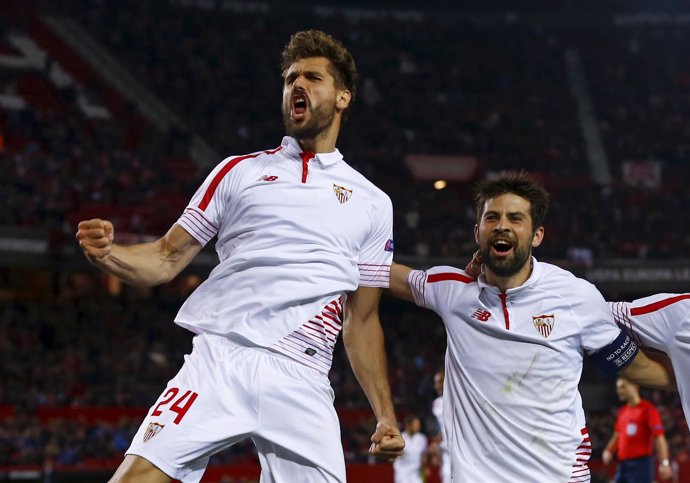 Fernando Llorente y Coke celebran un gol del Sevilla