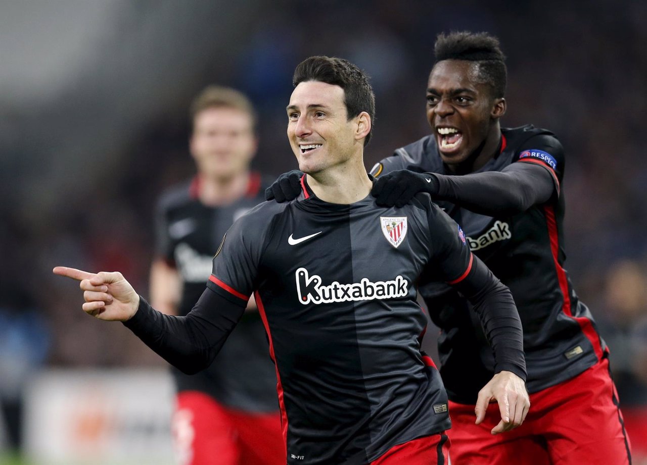 Aritz Aduriz celebra un gol con Iñaki Williams