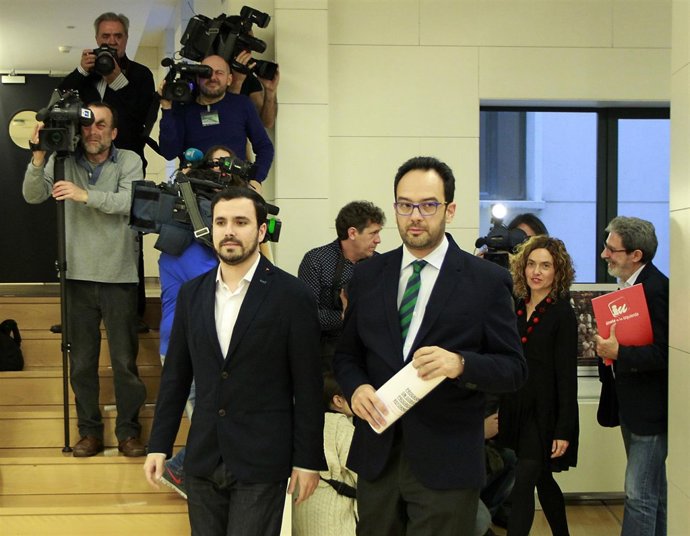 Alberto Garzón se reúne con los negociadores del PSOE