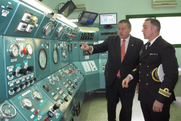 El consejero visita el Centro de Buceo de la Armada