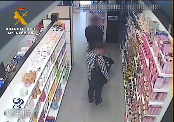 Personas detenidas por sustraer cosméticos