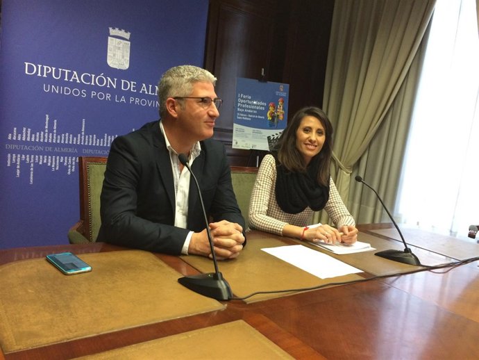 La diputada y el alcalde de Huércal de Almería en la presentación de la Feria.