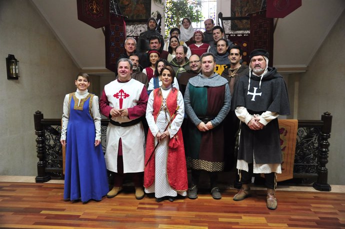 La alcaldesa y la corporación vestidos con ropa medieval